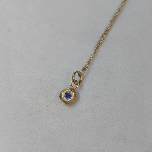 ANNE MORGAN - 18ct yellow gold nugget with sapphire pendant