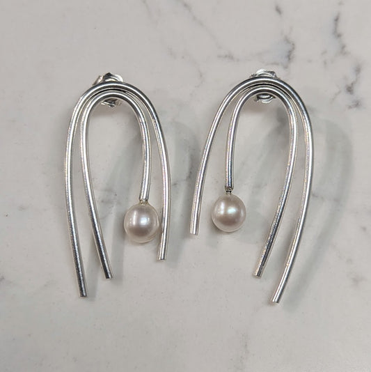 ANNE MORGAN Athena Arched Two wires with pearls silver studs