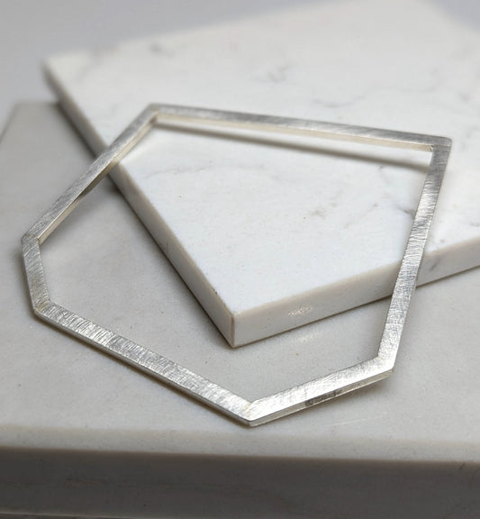 LUCY BURKE - Flat hexagon bangle silver small