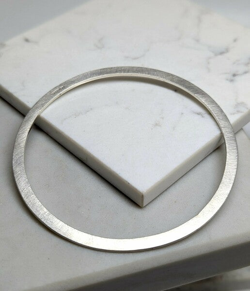 LUCY BURKE - Flat O bangle silver small