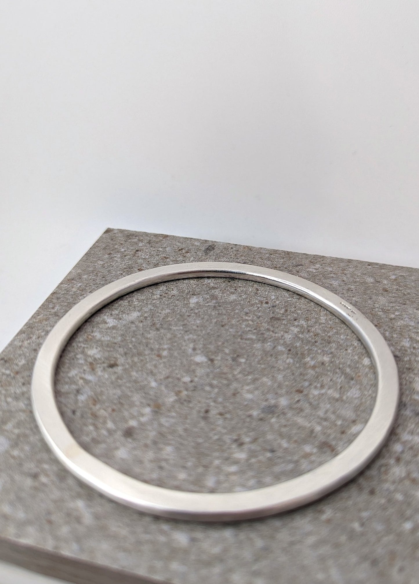 LUCY BURKE - O heavy bangle silver