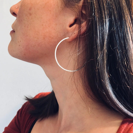 LUCY THOMPSON - BAR thin hoops, large