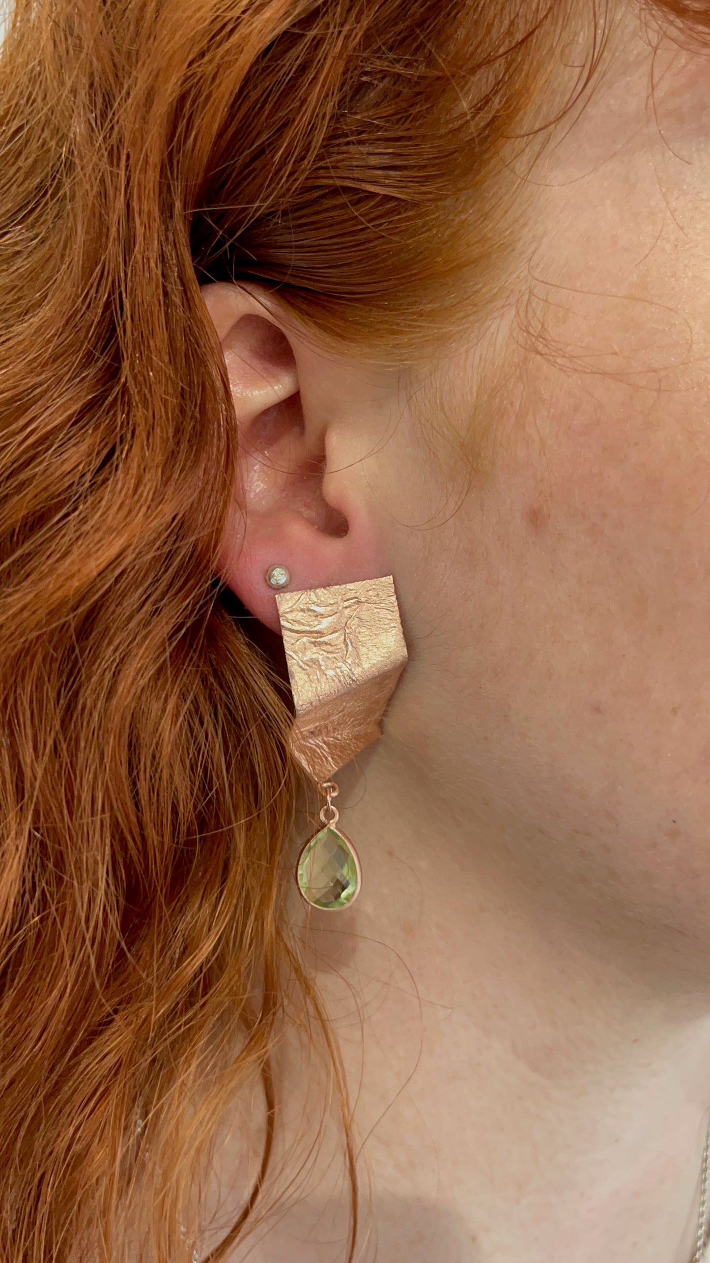 ANNE MORGAN - Folded statement earring with green quartz in rose gold plate.