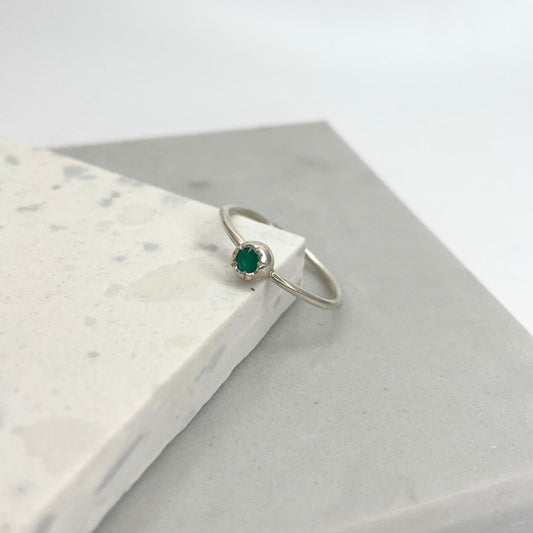 KATE HODGSON - Silver Flower Set Emerald Ring