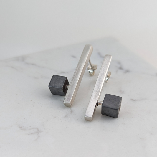 LUCY BURKE - Stick silver studs with hematite cube