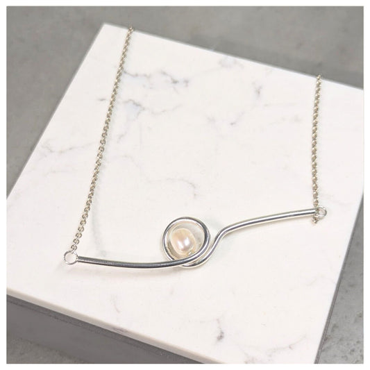 ANNE MORGAN Athena loop necklace with pearl with silver chain