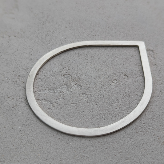 LUCY BURKE - Flat teardrop bangle silver