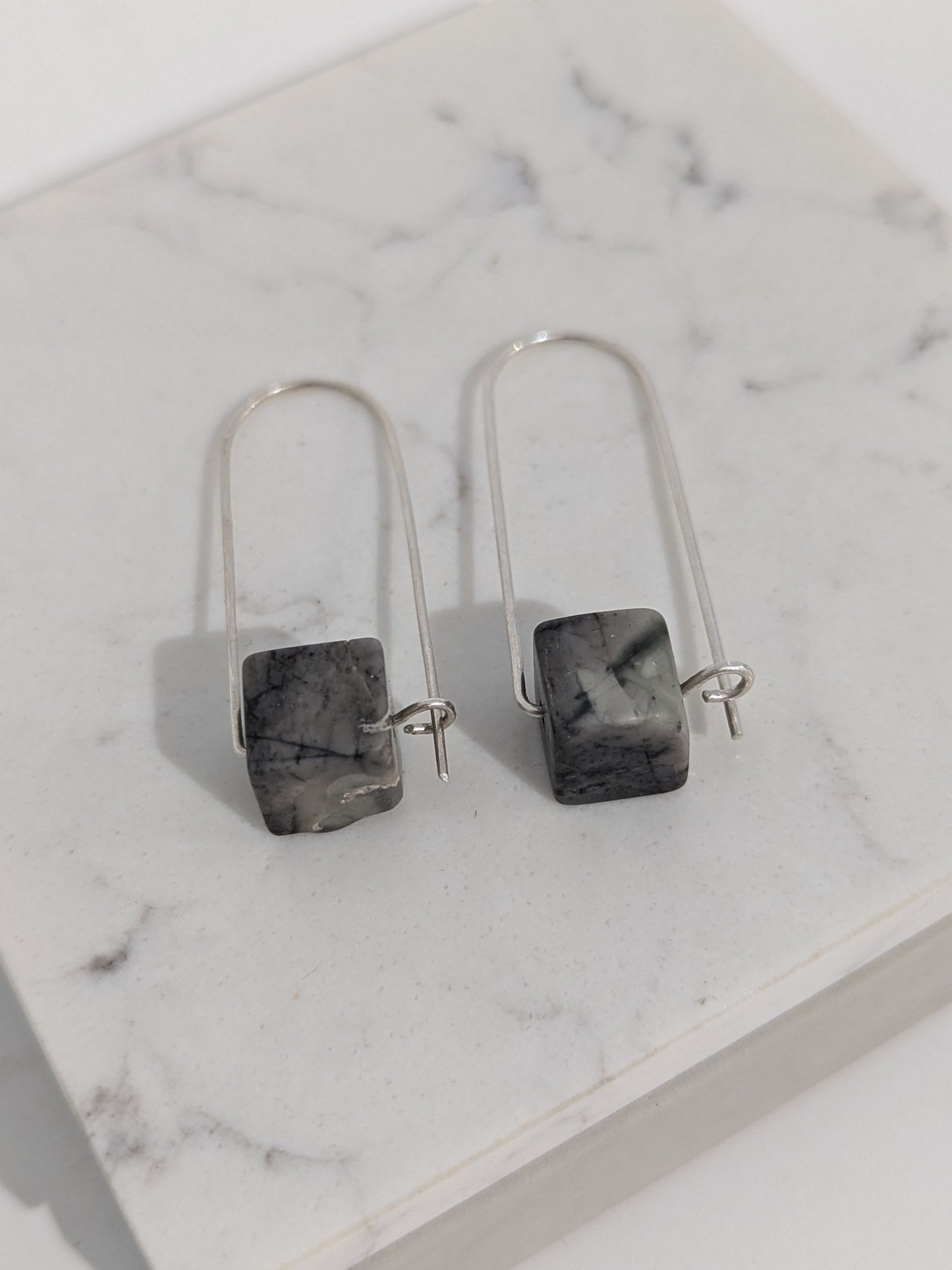 LUCY BURKE - Medium hooked earrings with Picasso Jasper cube