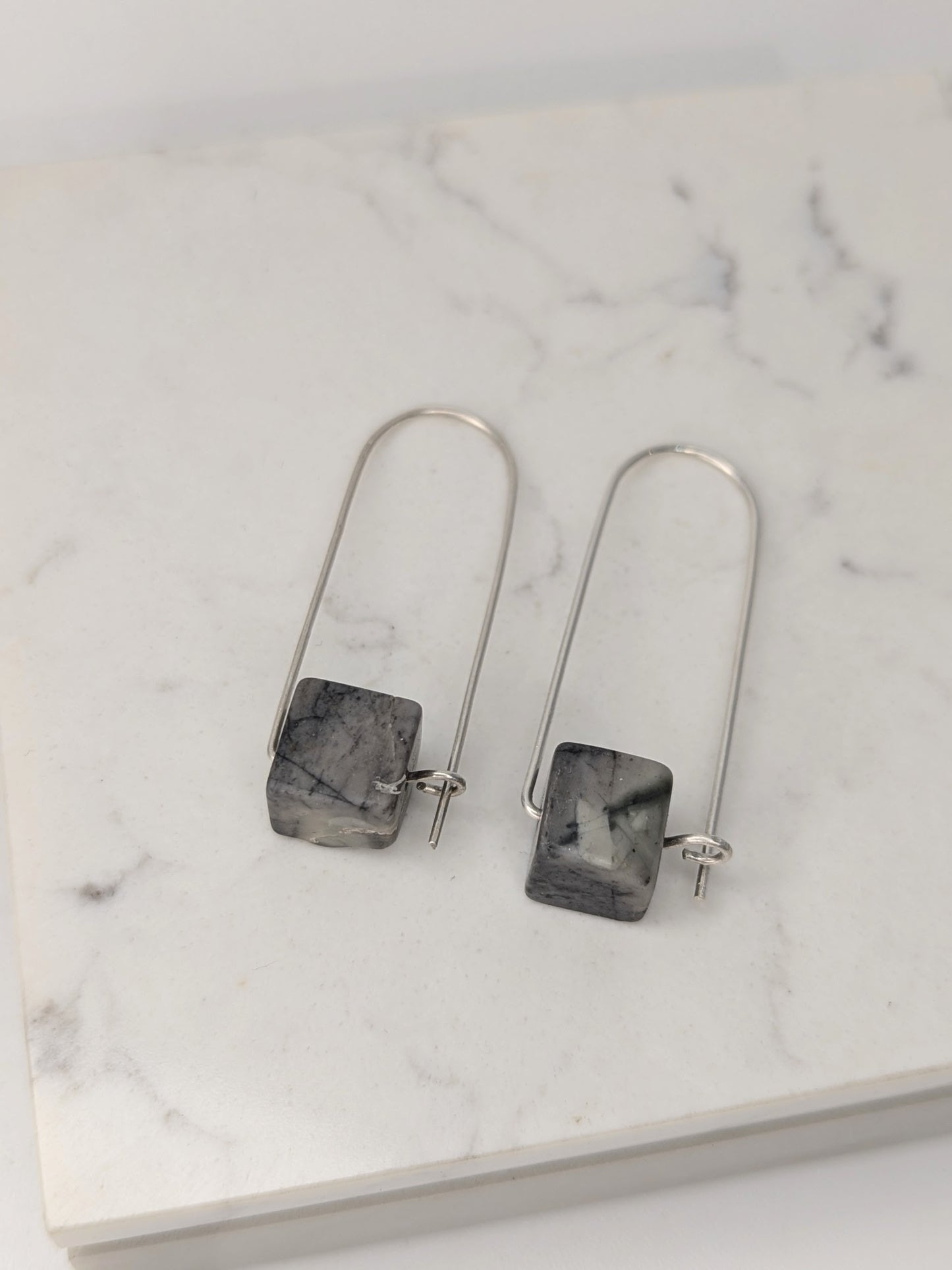 LUCY BURKE - Medium hooked earrings with Picasso Jasper cube