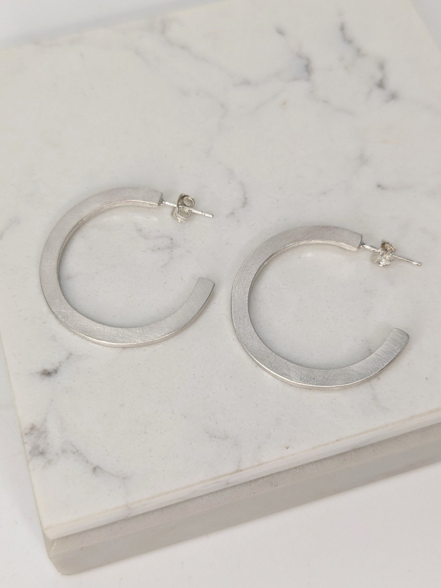 LUCY BURKE - Small silver C hoops