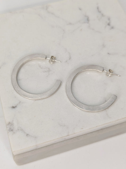 LUCY BURKE - Small silver C hoops