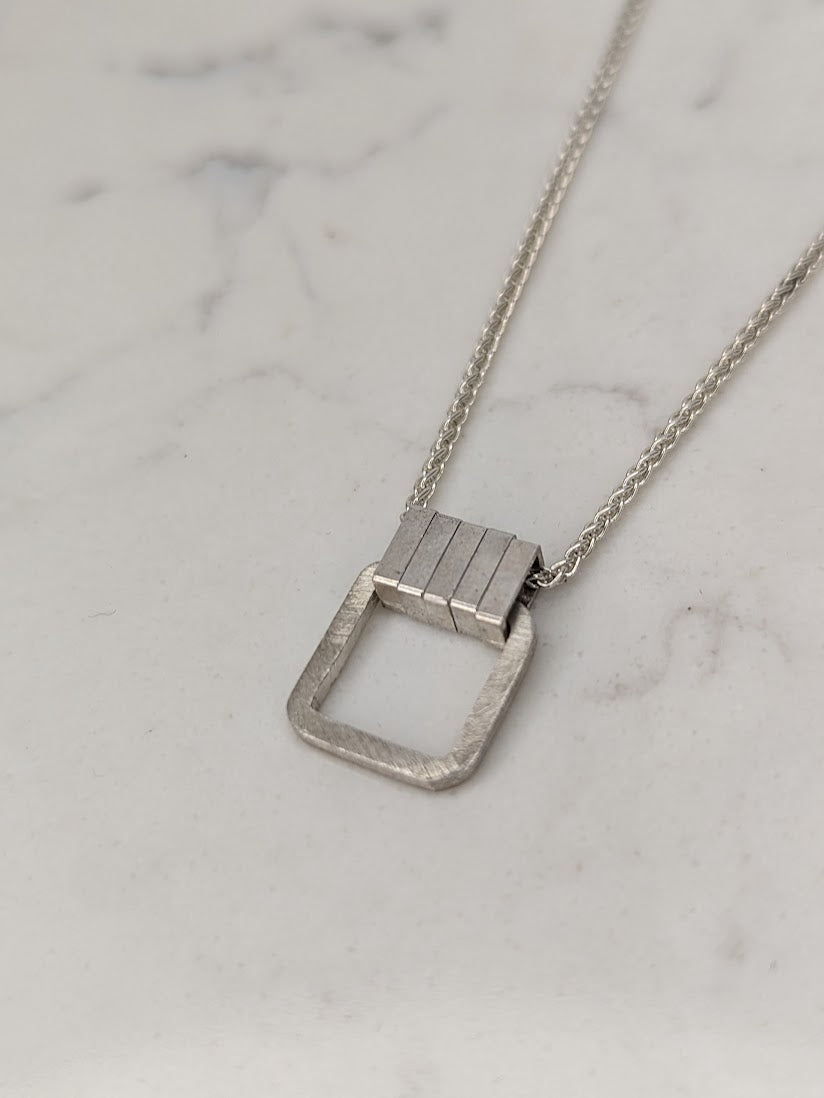 LUCY BURKE - Q necklace with silver chain