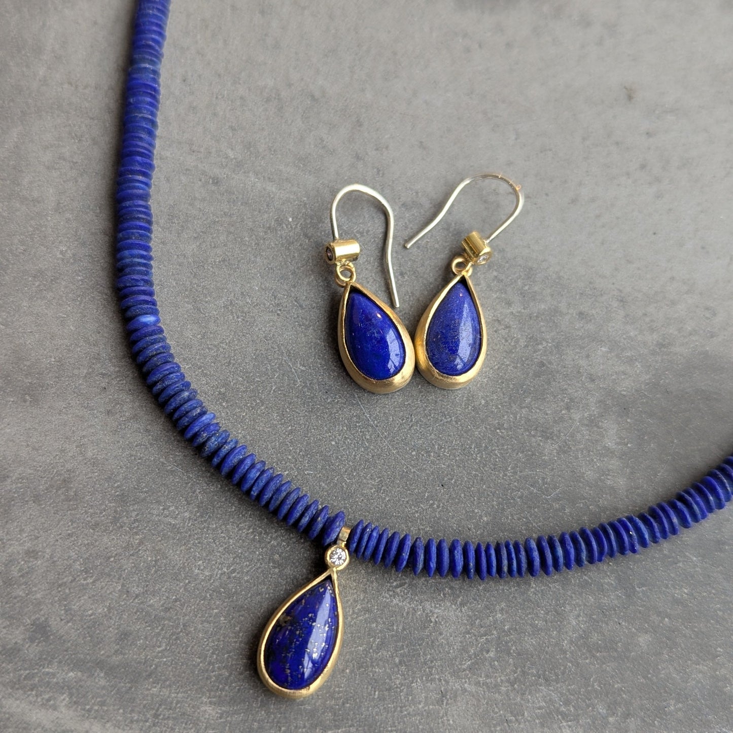 ANNE MORGAN - Lapis necklace with diamond set in 18ct yellow gold