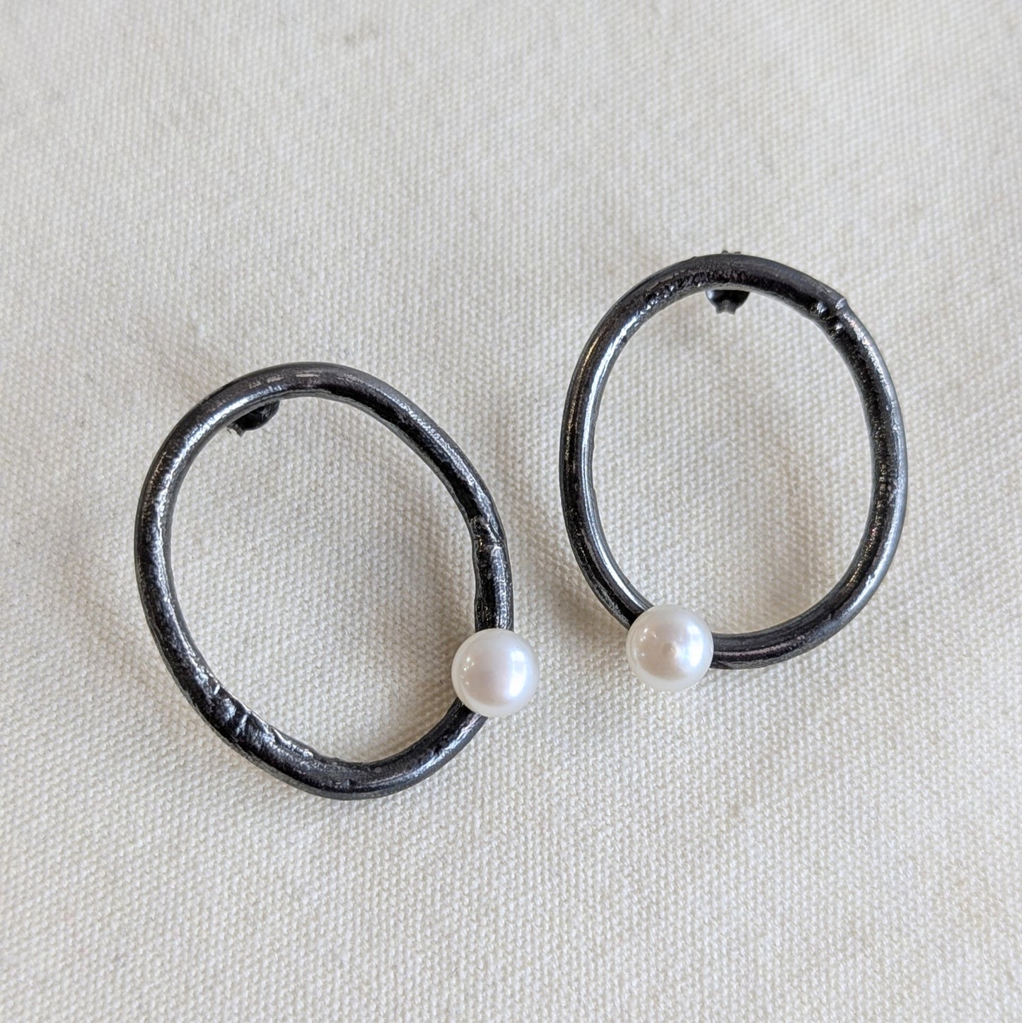 ANNE MORGAN - Moonlink Studs oxidised silver with round pearl