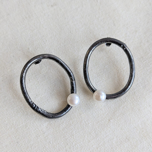 ANNE MORGAN - Moonlink Studs oxidised silver with round pearl