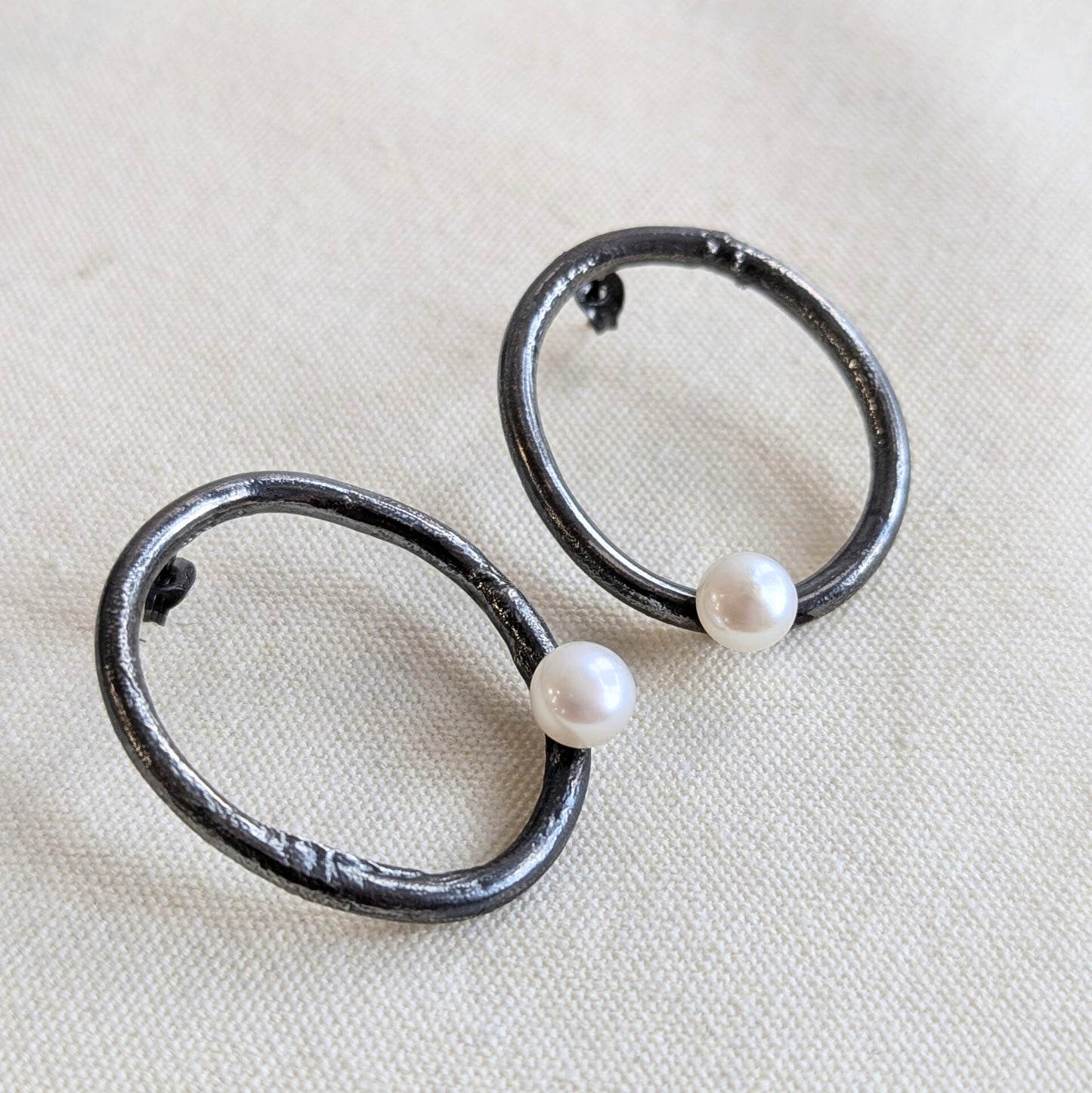 ANNE MORGAN - Moonlink Studs oxidised silver with round pearl