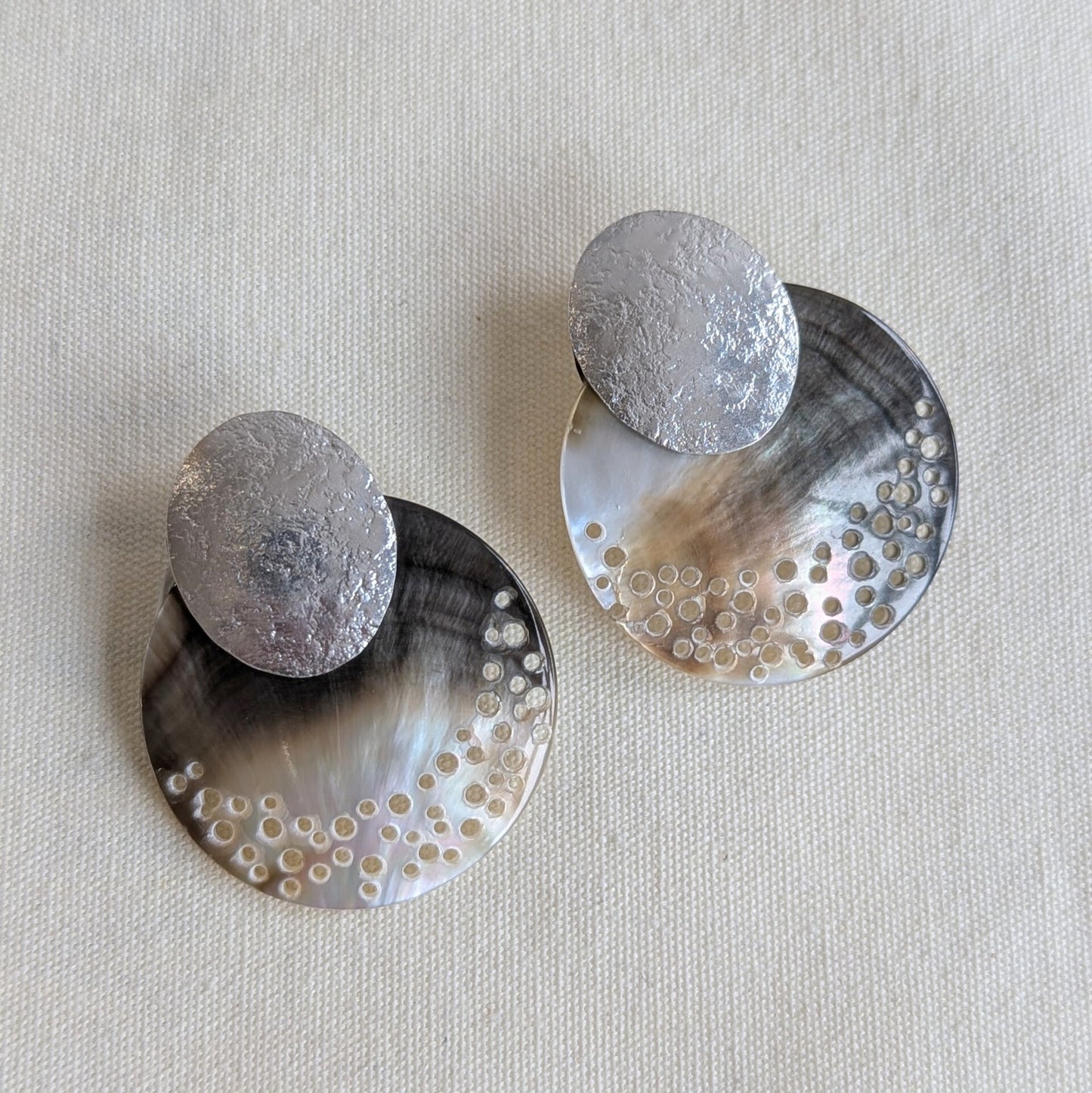 ANNE MORGAN - Cerigyn sterling silver and erosion peacock mother of pearl earrings
