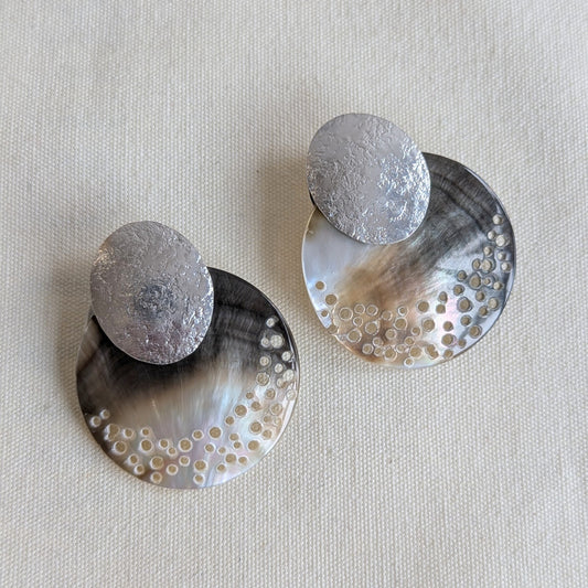 ANNE MORGAN - Cerigyn sterling silver and erosion peacock mother of pearl earrings