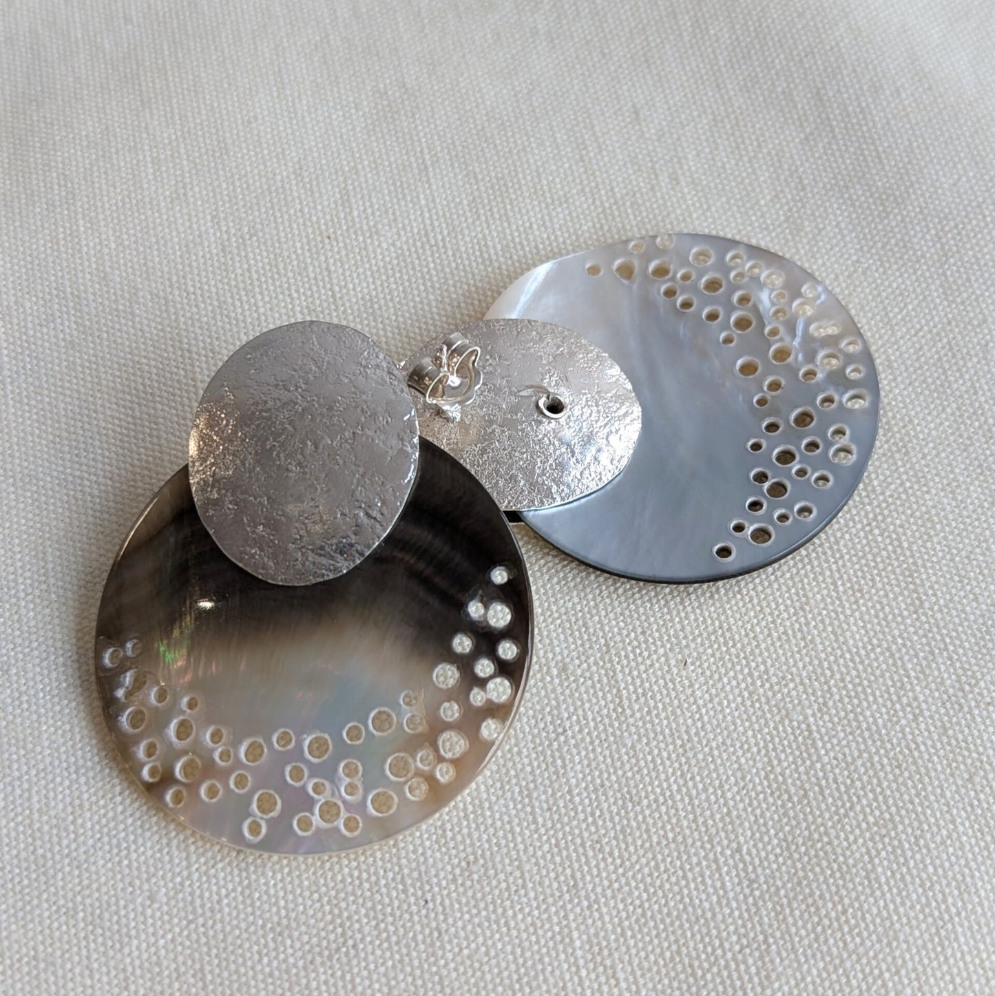 ANNE MORGAN - Cerigyn sterling silver and erosion peacock mother of pearl earrings