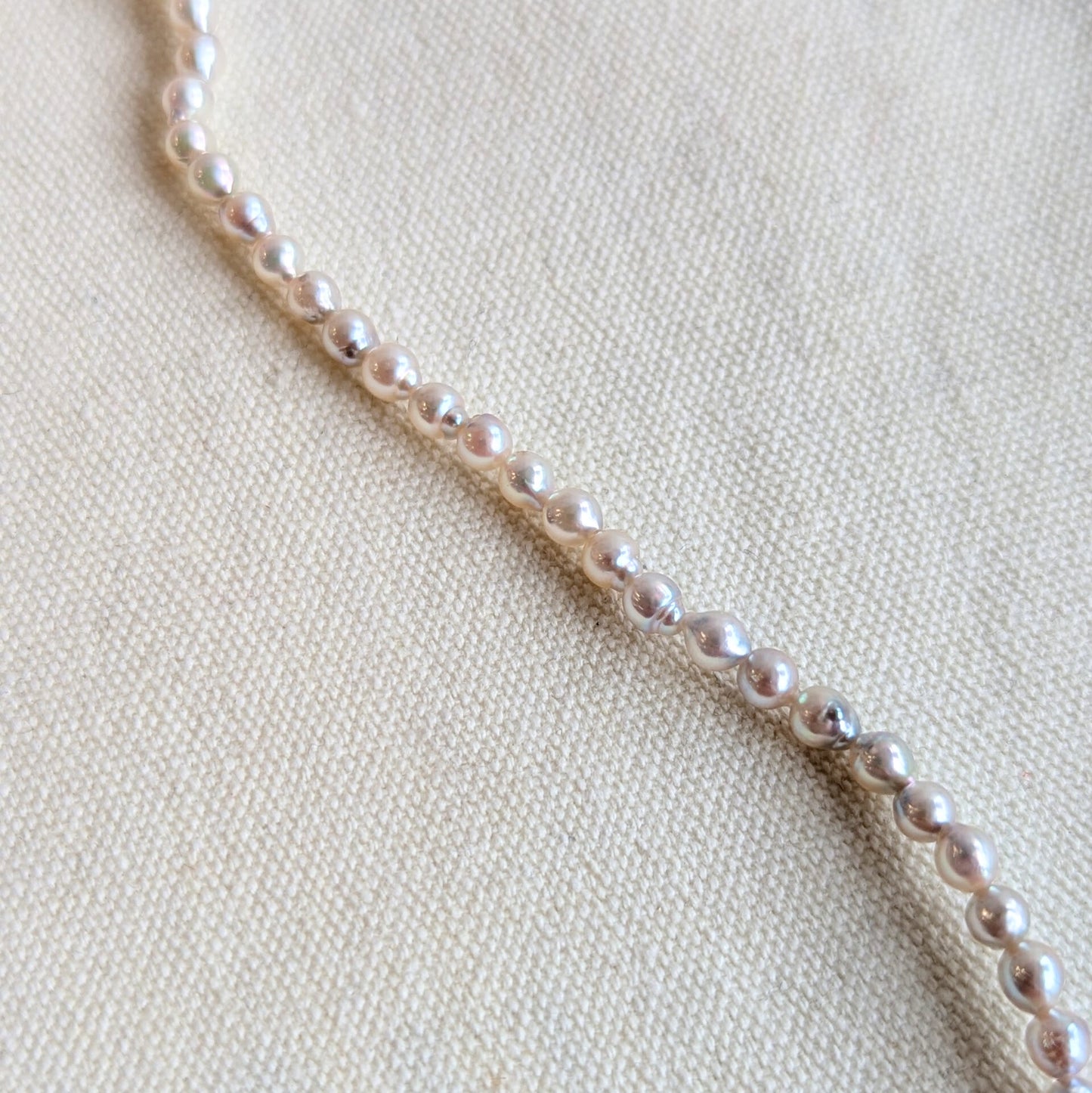 ANNE MORGAN - Grey and white ombre pearl necklace with 18ct white gold clasp 18"