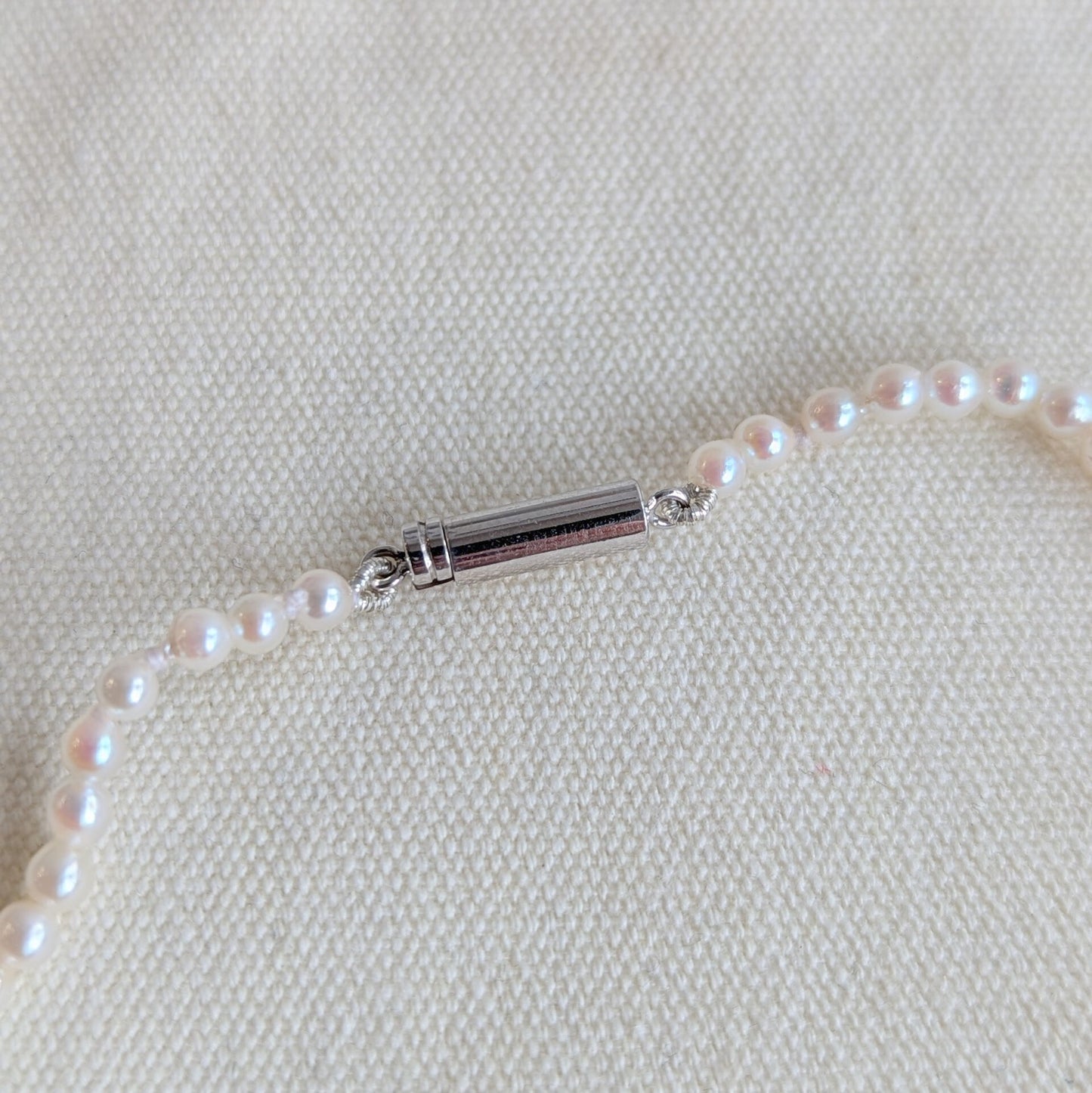 ANNE MORGAN - Grey and white ombre pearl necklace with 18ct white gold clasp 18"