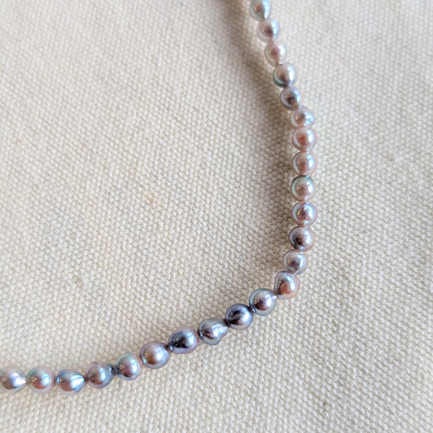 ANNE MORGAN - Grey and white ombre pearl necklace with 18ct white gold clasp 18"