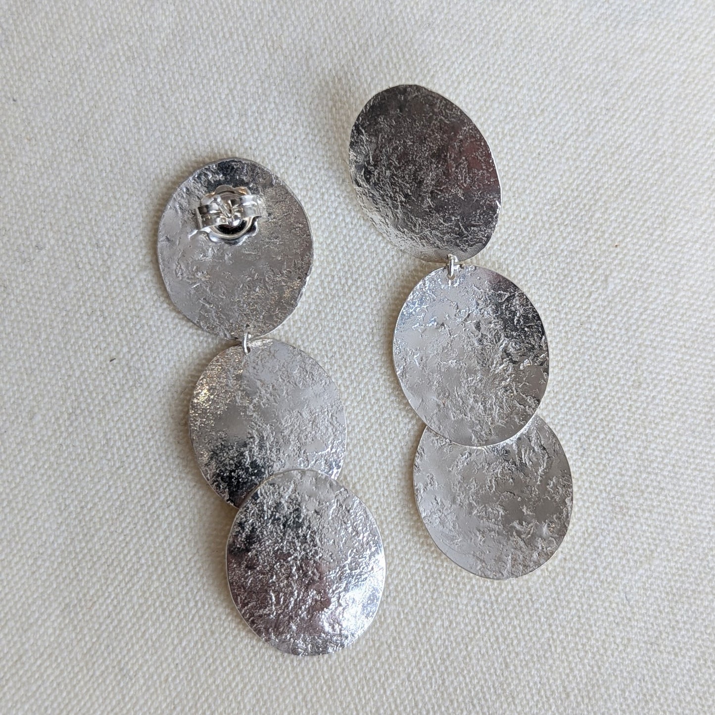 ANNE MORGAN - Cerigyn Pebble 3 disc earrings