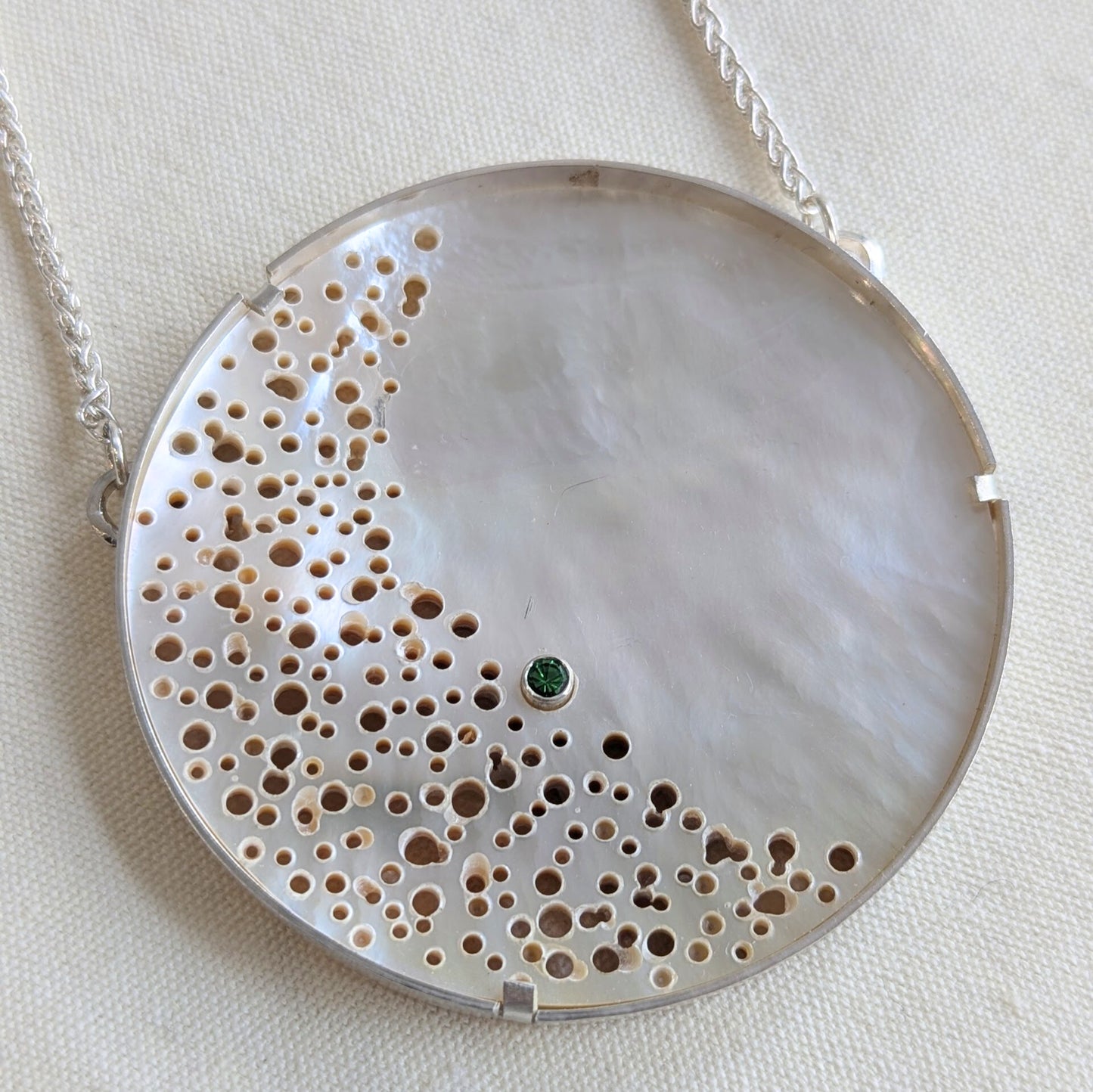ANNE MORGAN - Mother of pearl erosion necklace with 3mm tsavorite