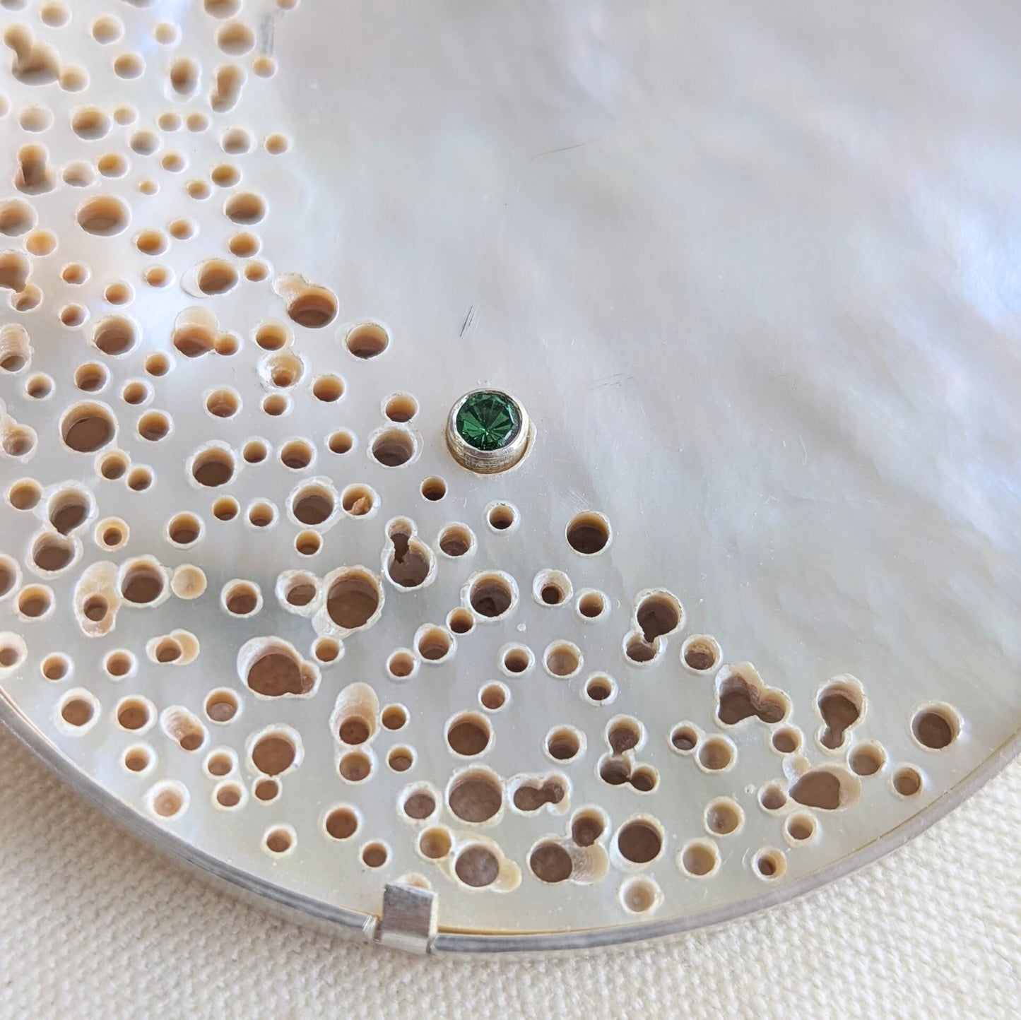 ANNE MORGAN - Mother of pearl erosion necklace with 3mm tsavorite