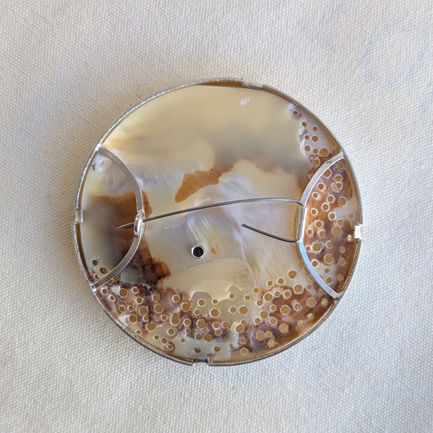 ANNE MORGAN - Seren-Y-Mor mother of pearl brooch with peridot