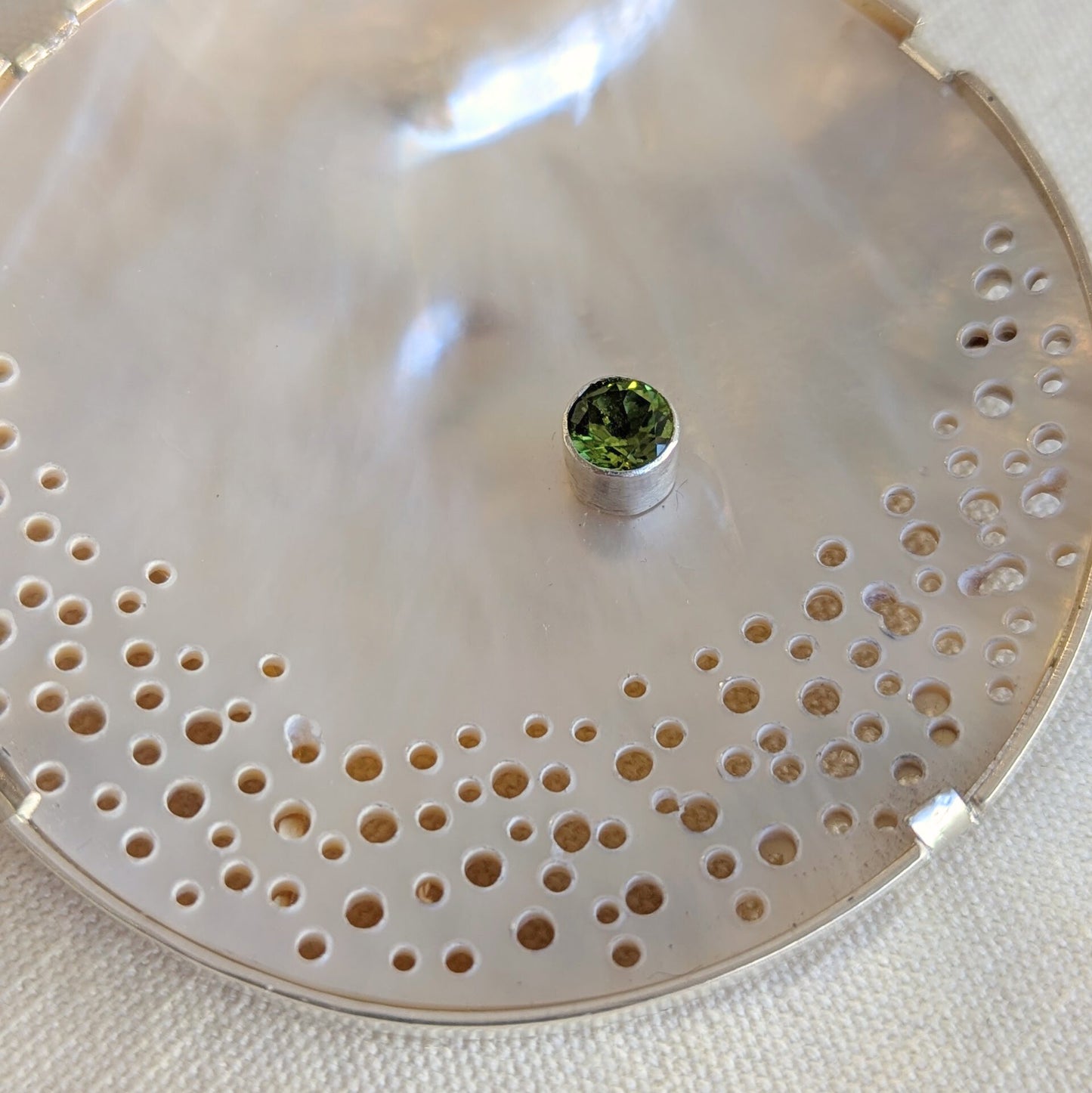 ANNE MORGAN - Seren-Y-Mor mother of pearl brooch with peridot