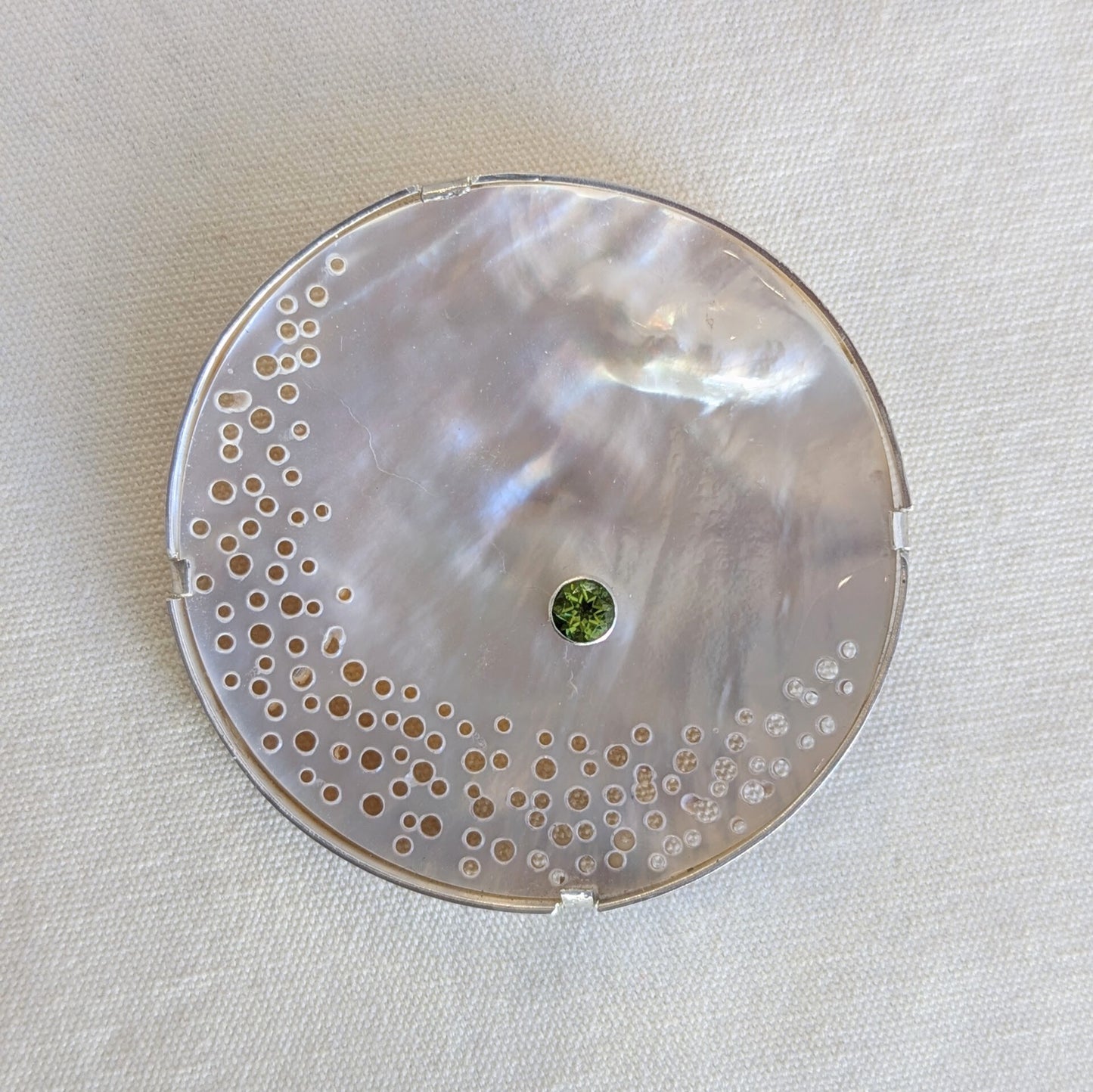 ANNE MORGAN - Seren-Y-Mor mother of pearl brooch with peridot