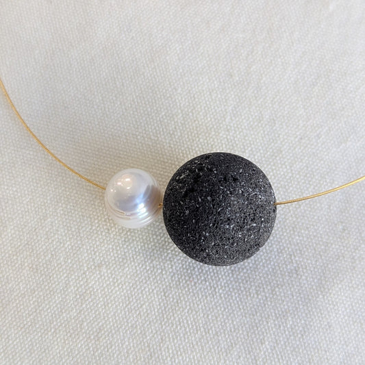 ANNE MORGAN - Lava and pearl on gold plated steel cable