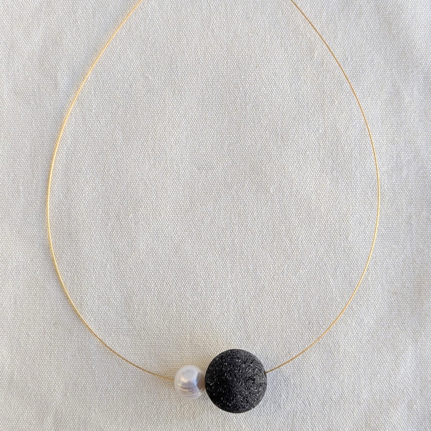 ANNE MORGAN - Lava and pearl on gold plated steel cable