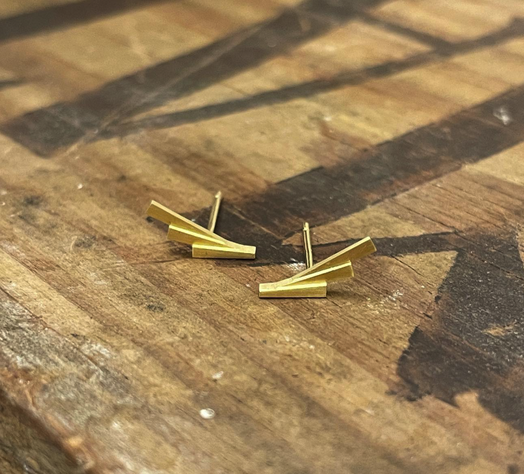 BL01 18ct yellow gold studs