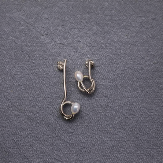 ANNE MORGAN - Athena asymetrical studs with pearls