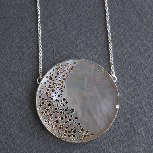 ANNE MORGAN - Seren-Y-Mor mother of pearl erosion necklace with 3mm tsavorite