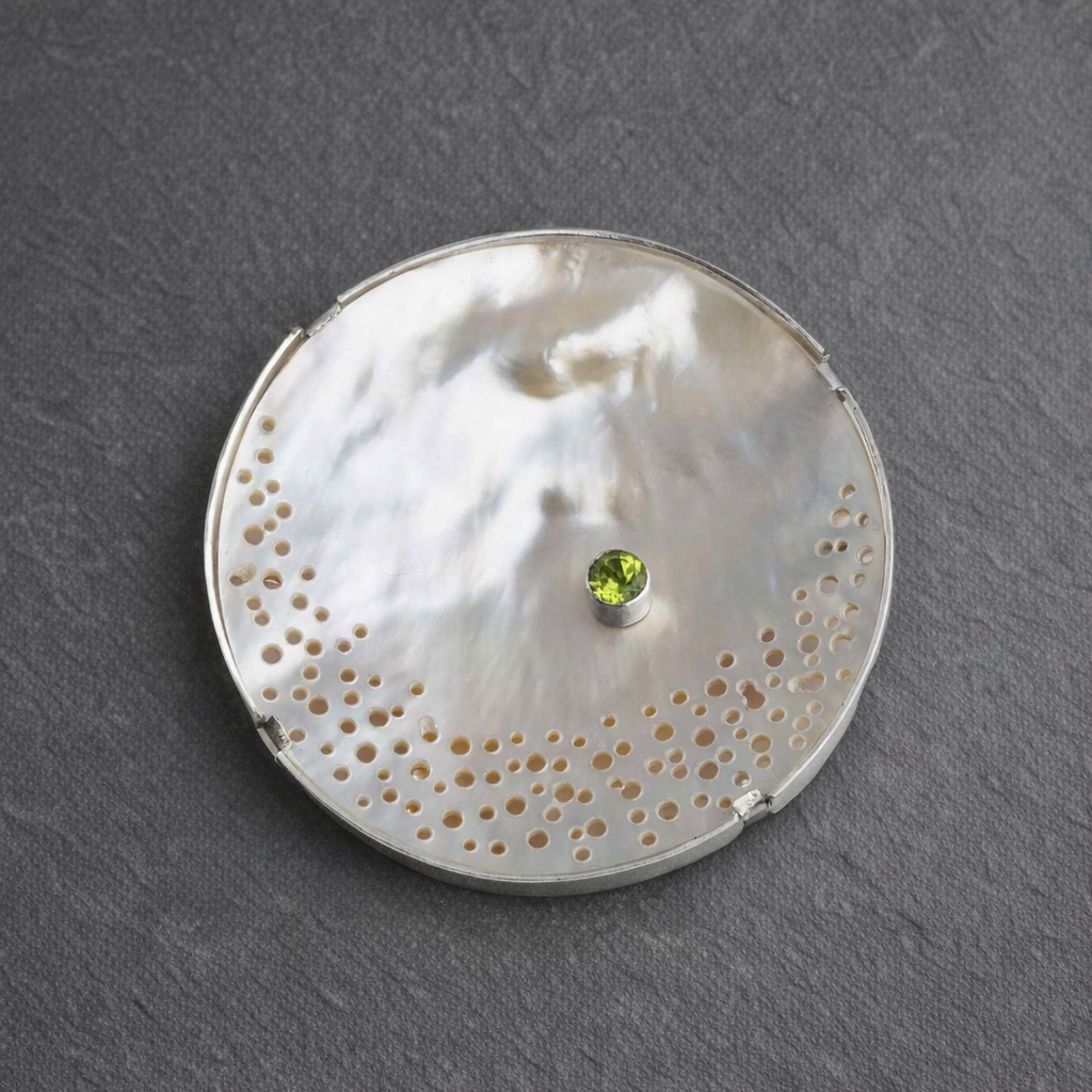 ANNE MORGAN - Seren-Y-Mor mother of pearl brooch with peridot