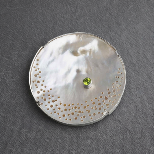 ANNE MORGAN - Seren-Y-Mor mother of pearl brooch with peridot