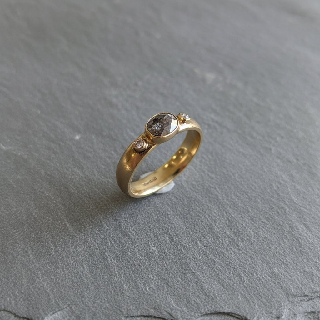 ANNE MORGAN - Grey Petal Ring