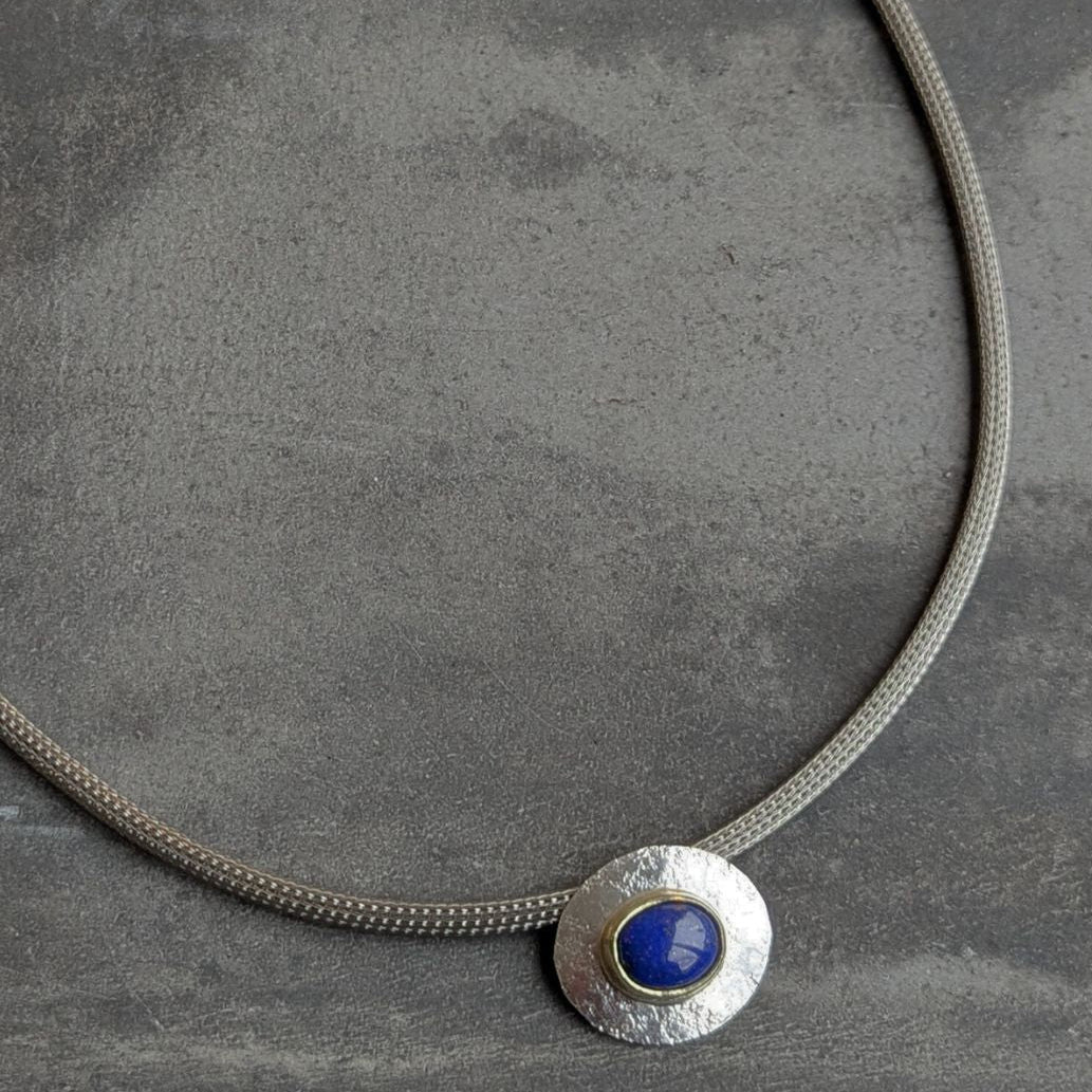 ANNE MORGAN -  Cable necklace with lapis in 18ct setting