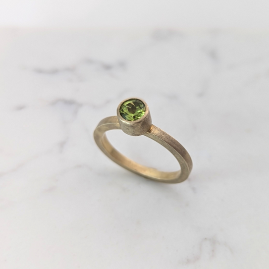 BEA JARENO Peridot 24ct yellow gold plated ring with 5mm gemstone