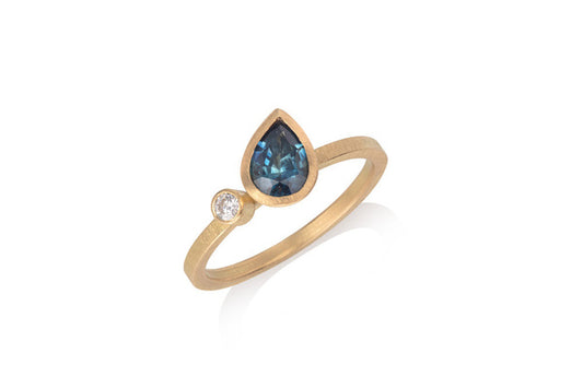 RACHEL JONES - Parti Pear Sapphire Asymmetric Ring, 18Y, Sapphire. Diamond