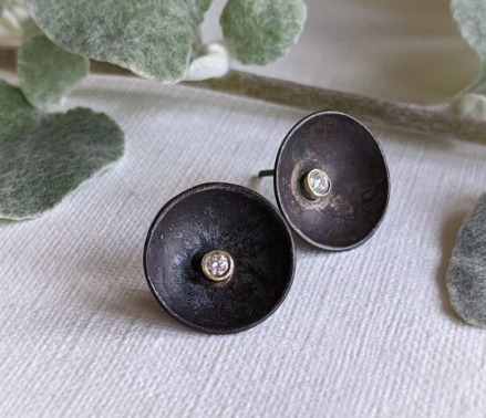 SHIMARA CARLOW - Medium oxidised daisy studs with diamonds