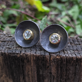 SHIMIRA CARLOW - Oxidised daisy studs with light blue topaz