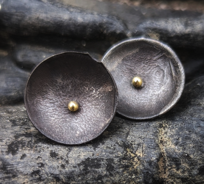 SHIMARA CARLOW - Oxidised daisy studs 