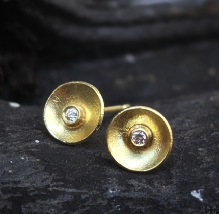 SHAMIRA CARLOW - Small 18ct gold cup earrings with diamonds 