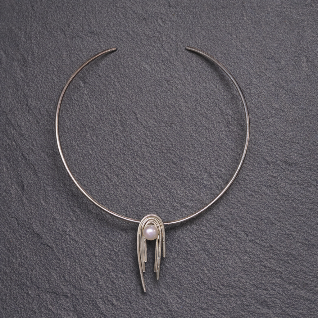 ANNE MORGAN - Athena Arched three wires middle pearl on Silver cable