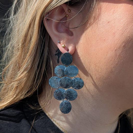ANNE MORGAN - Cerigyn Pebble Small, 9 Drop Earrings
