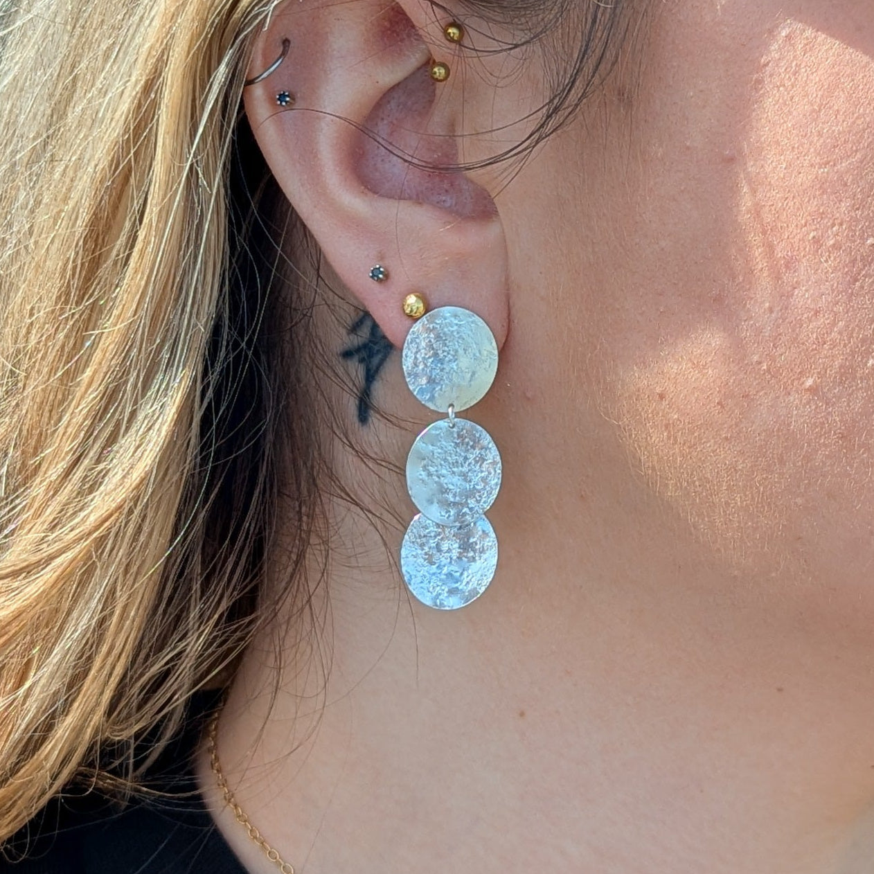 ANNE MORGAN - Cerigyn Pebble 3 disc earrings